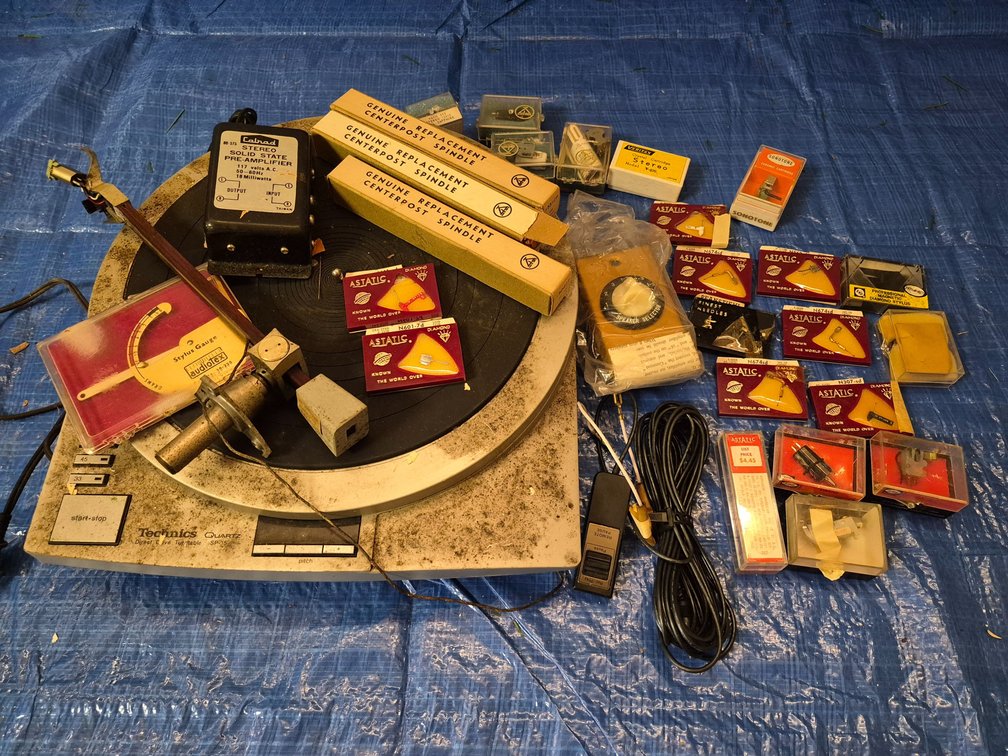 Turn table/Audio Accessories