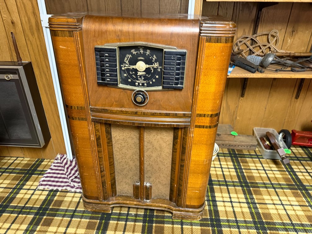 Zenith Wood Console Tube Radio