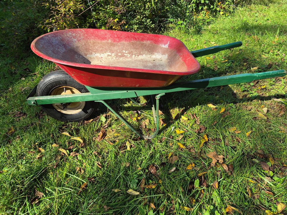 Single-Wheel Metal Wheelbarrow with Carlisle Tire