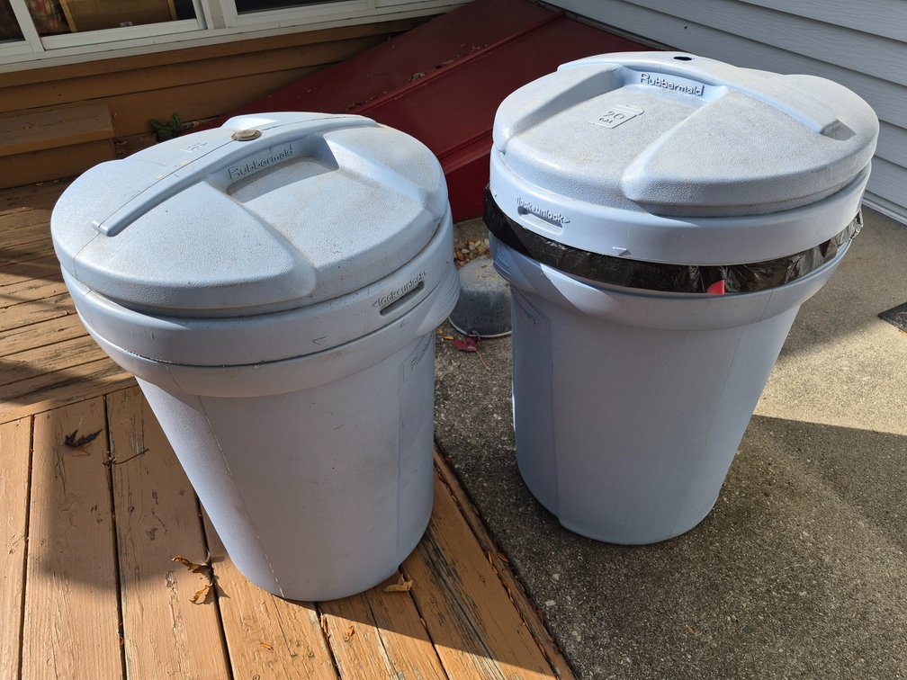 Rubbermaid 20 Gal. Plastic Trash Cans with Locking Lids