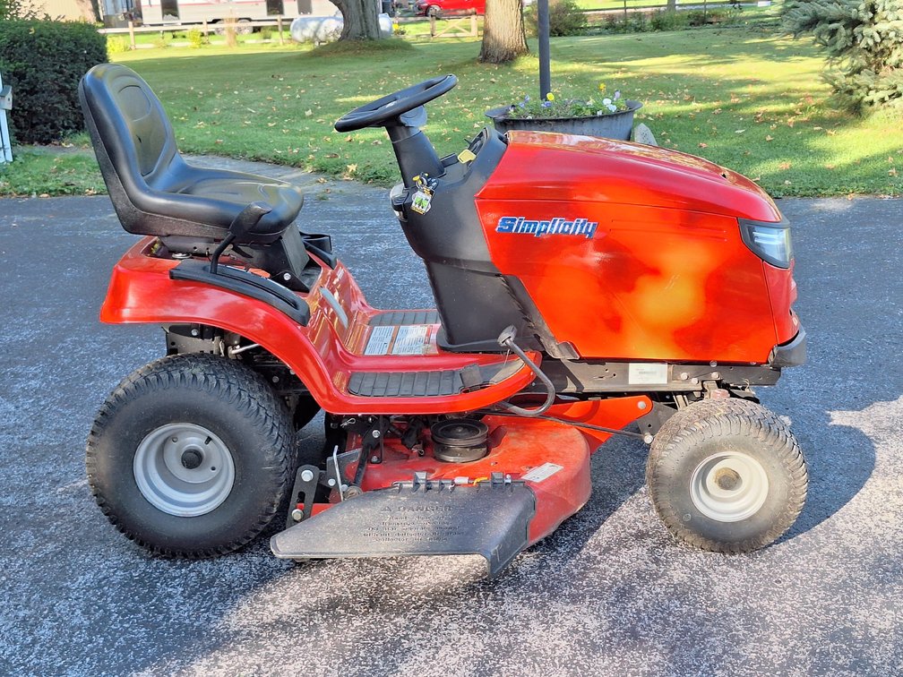 Simplicity Regent 38 in Riding Lawn Tractor