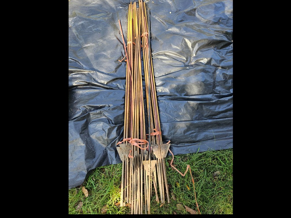 Steel Rod Fence Posts with Triangular Anchor Plates