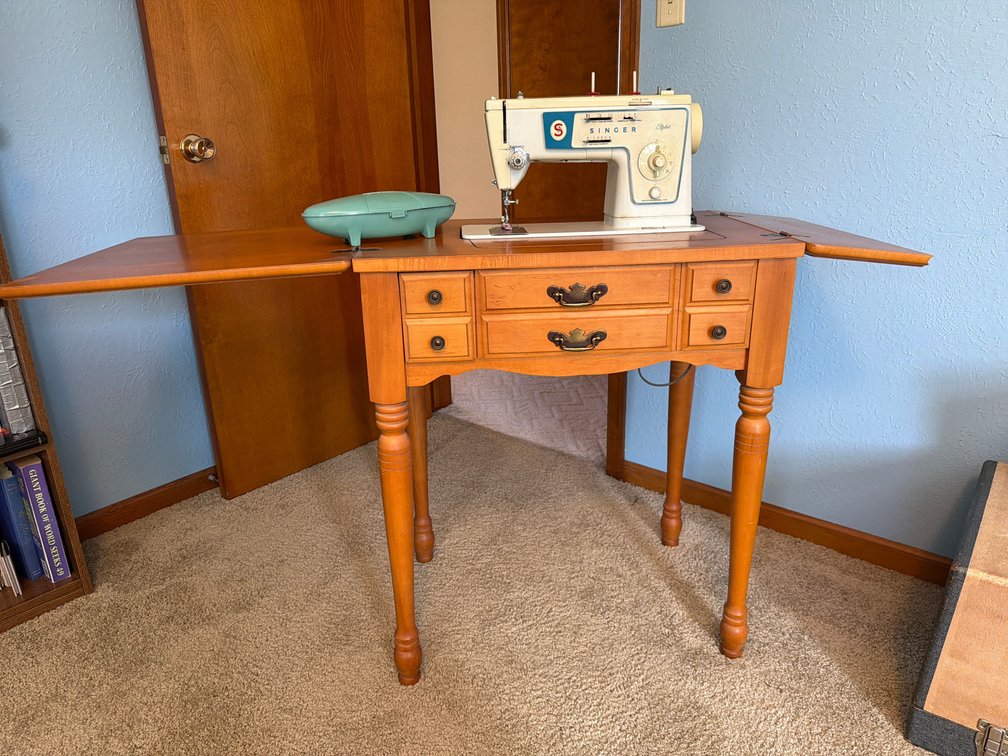 Singer Stylist Sewing Machine in Wooden Cabinet