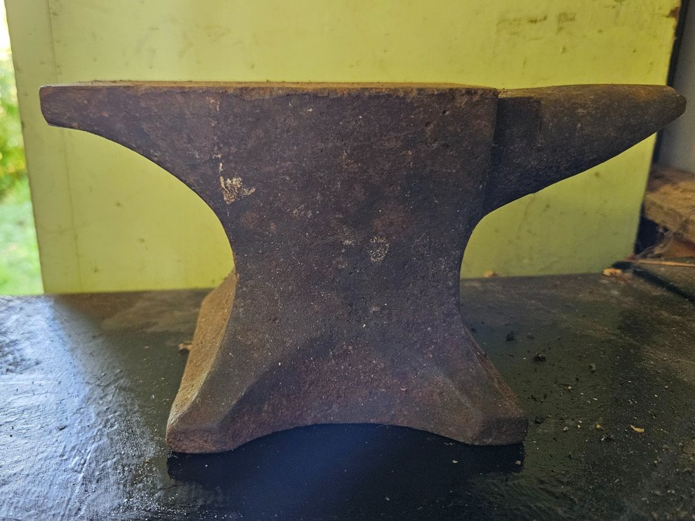 Cast Metal Blacksmith Anvil with Round Horn