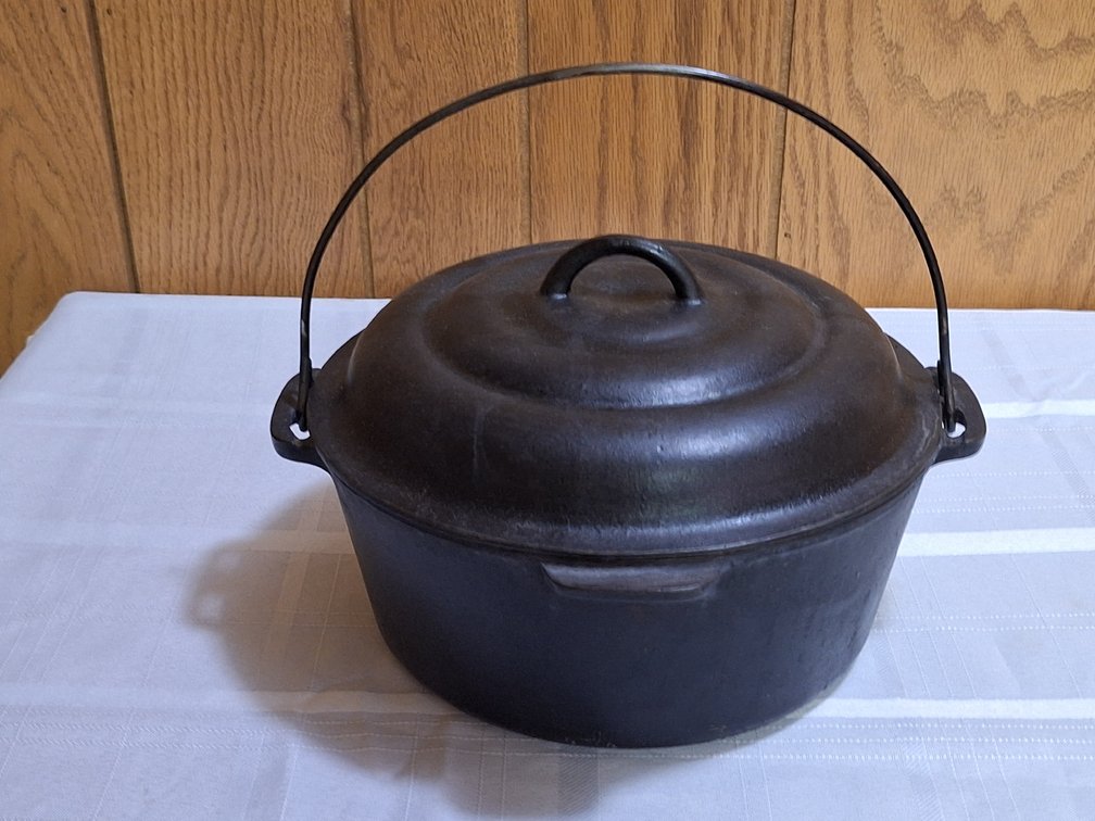 O'Brien & O'Brien No 8 Cast Iron Dutch Oven with Lid
