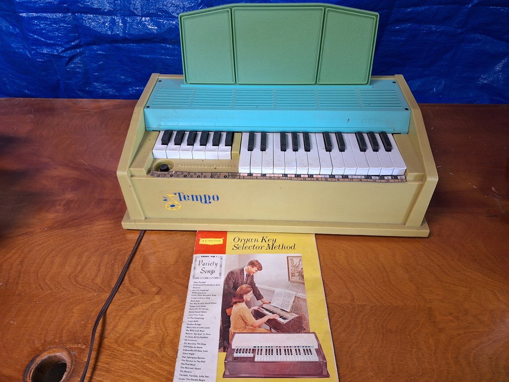 Tempo Model 1902 Electric Tabletop Chord Organ with Songbook