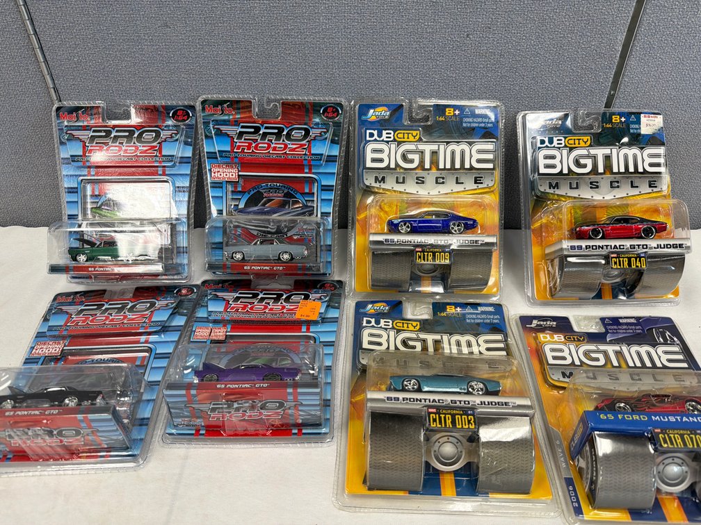 1:64 Scale Die-Cast Muscle Cars in Blister Packs