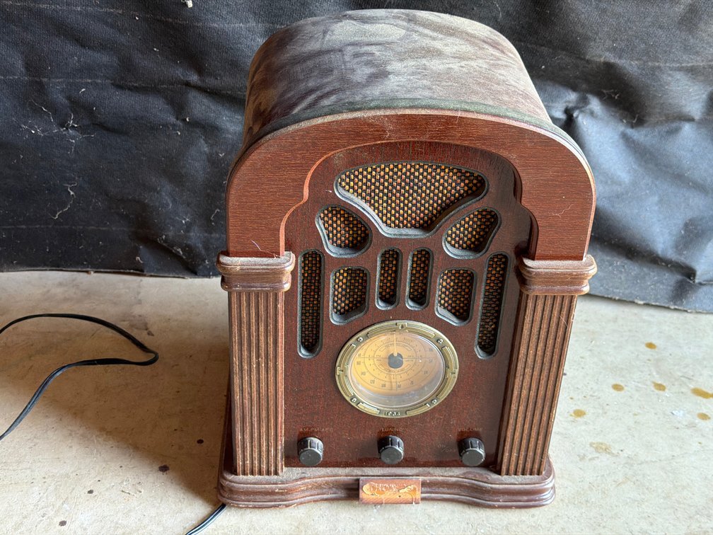 Thomas America Series Model 411 Cathedral Tabletop Radio