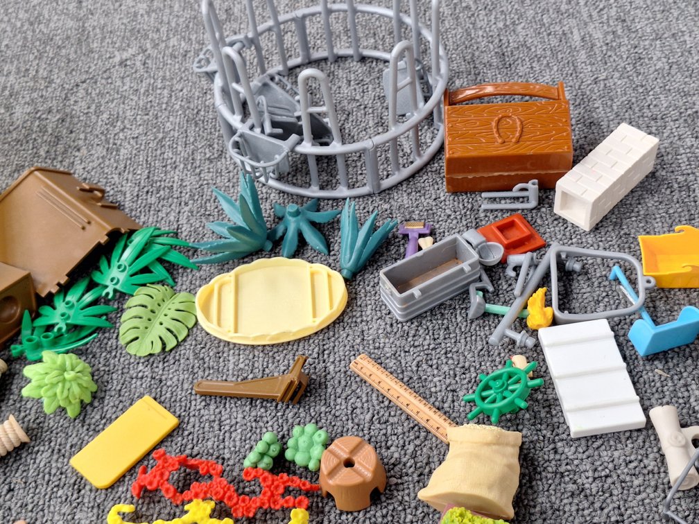 Plastic Toy Stable Accessories, Fencing, and Playset Parts