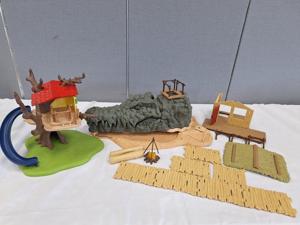 Pieces from Schleich Wild Life Croco Jungle Research Station and Farm World Adventure Tree House
