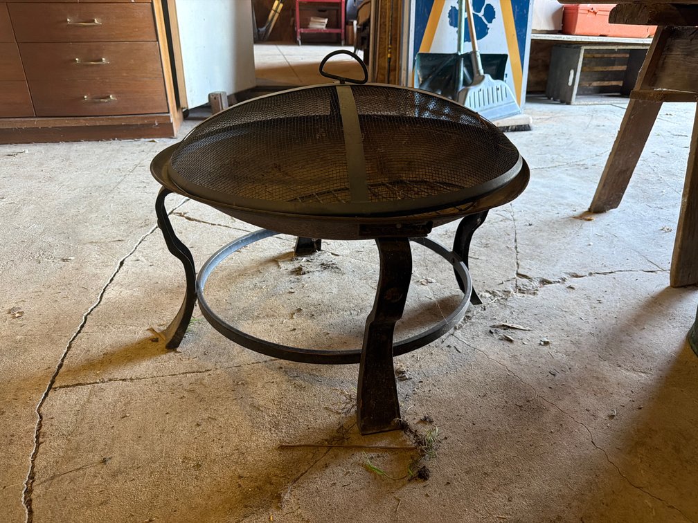 Round Metal Fire Pit with Spark Screen and Grate