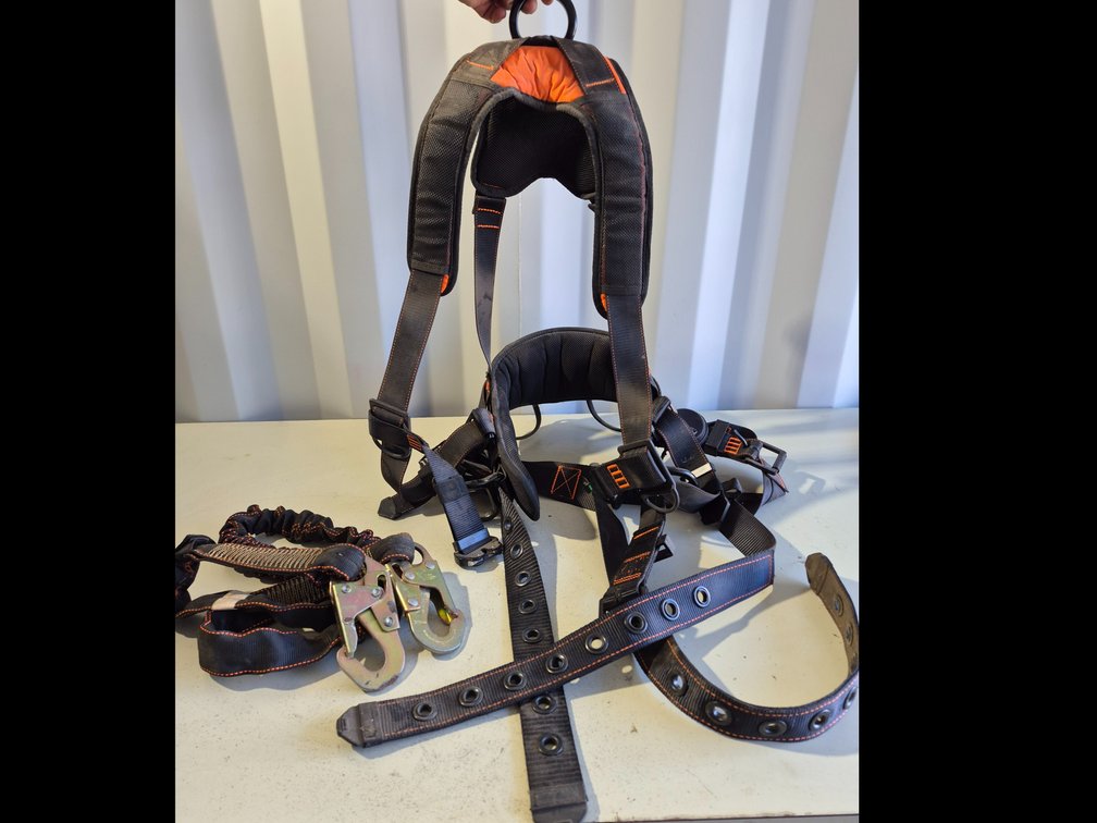 Frontline 110CTB XL-2XL Fall Protection Harness and Lanyard