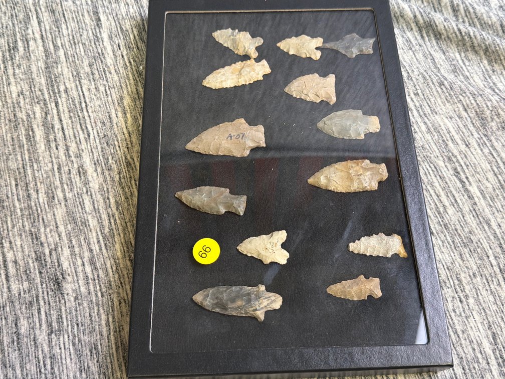 LOT OF ARROW HEADS