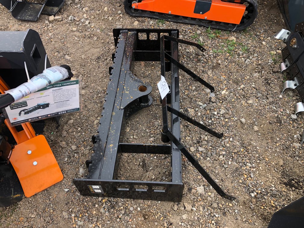SKID STEER HAY SPEAR / PALLET FORK FRAME