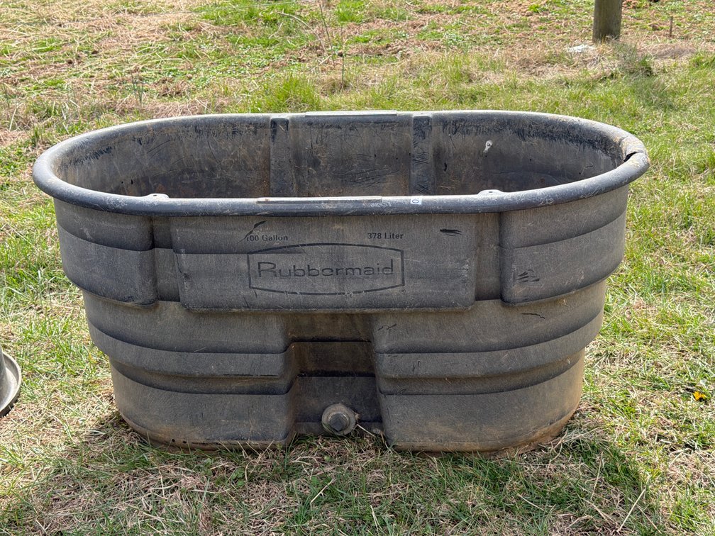 RUBBERMAID 100 GAL STOCK TANK