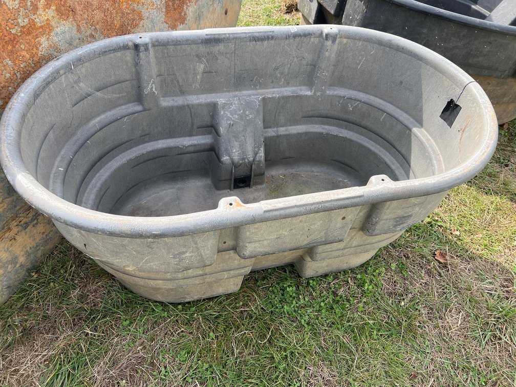 RUBBERMAID 100 GAL STOCK TANK