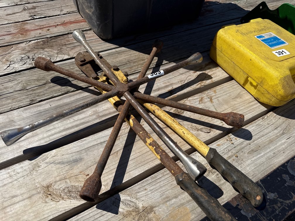 4-WAY LUG WRENCH AND BOLT CUTTERS