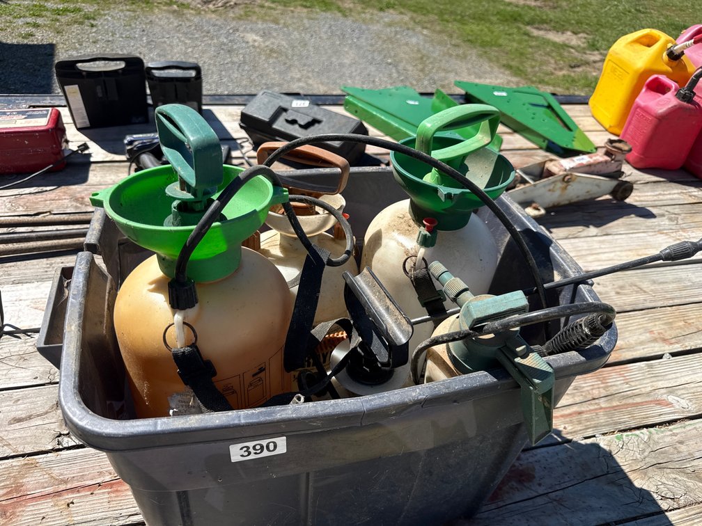 (3) HAND SPRAYERS AND TOTE