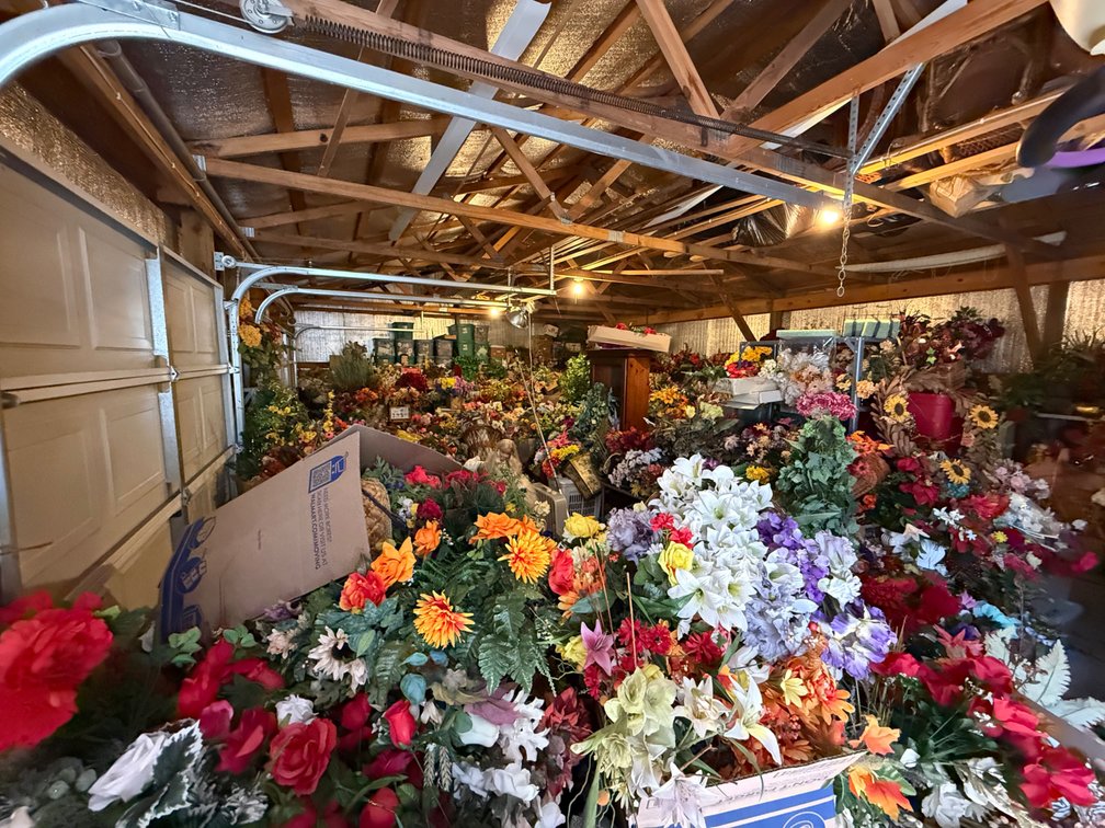 SHOP BUILDING OF FLORAL SHOP SUPPLIES