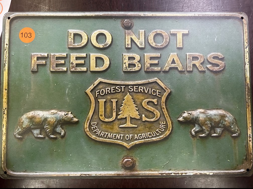 DO NOT FEED BEARS SIGN