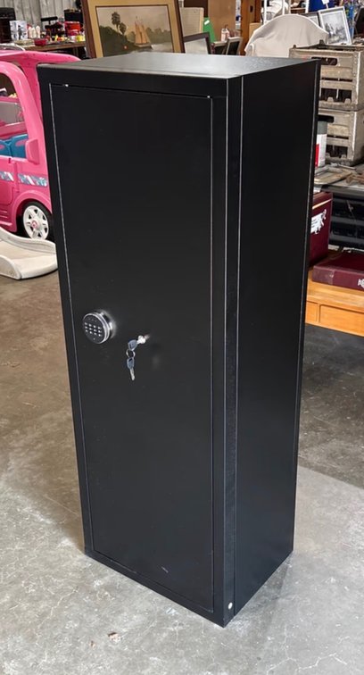 UNUSED GUN SAFE WITH KEYS