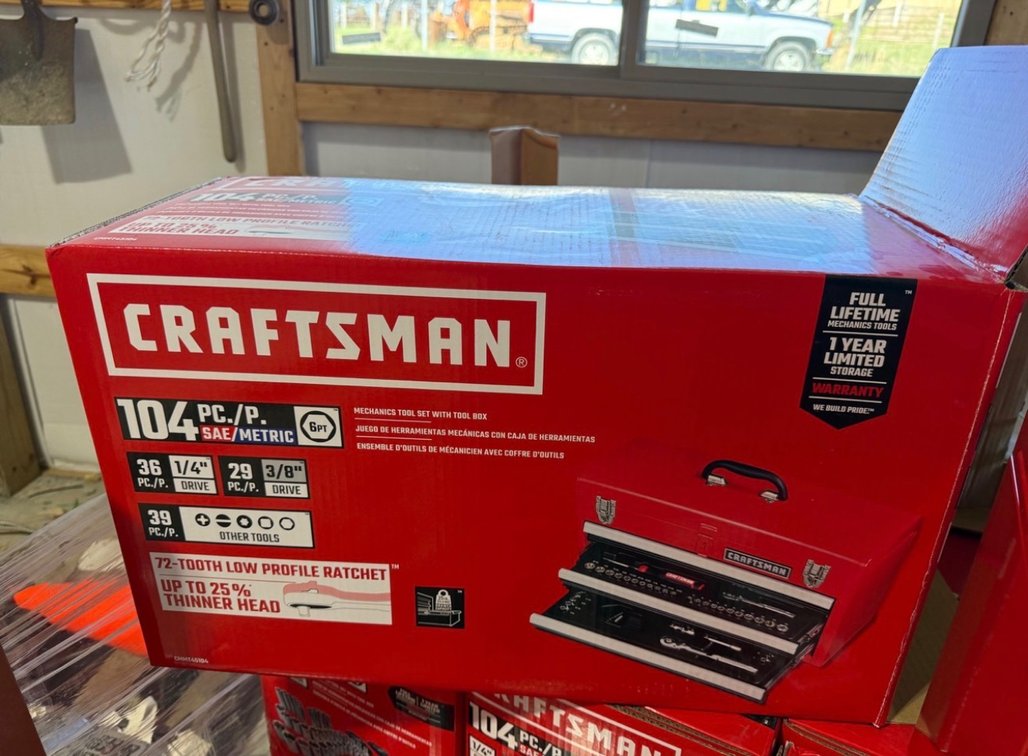 NEW 104 PC CRAFTSMAN MECHANIC TOOL KIT WITH METAL TOOLBOX
