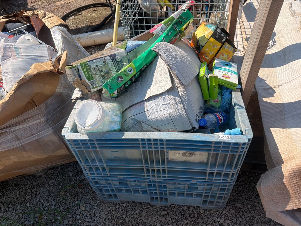 LOT OF CLEANING SUPPLIES