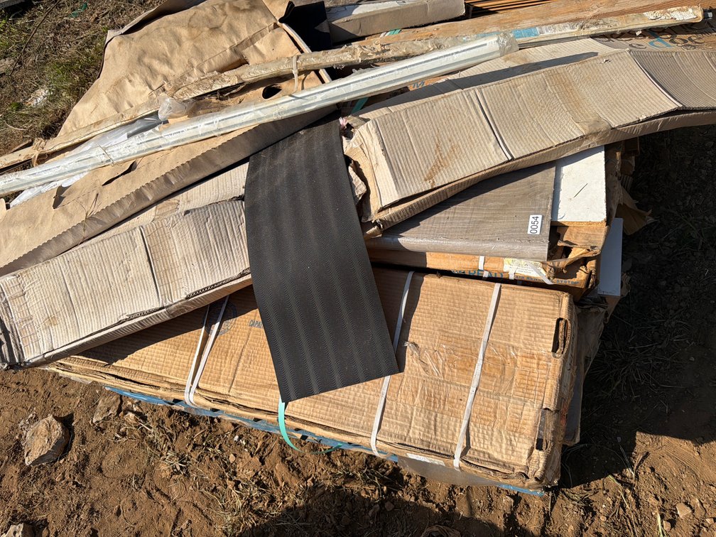 PALLET OF STERLING OAK/BIRCH WOOD STAIR TREAD