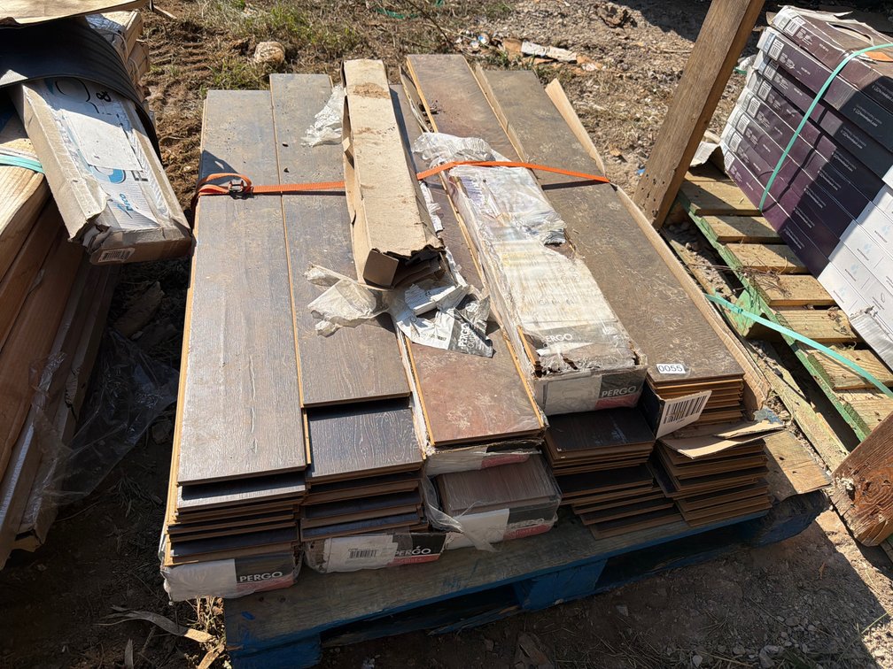 PALLET OF LAMINATED WOOD FLOORING