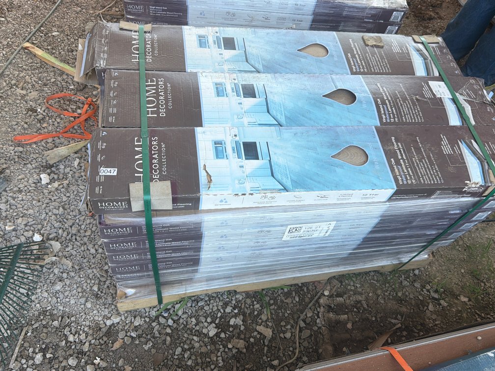 PALLET OF LAMINATE FLOORING
