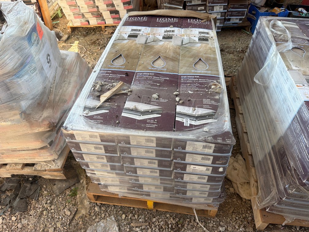LOT OF LAMINATE FLOORING