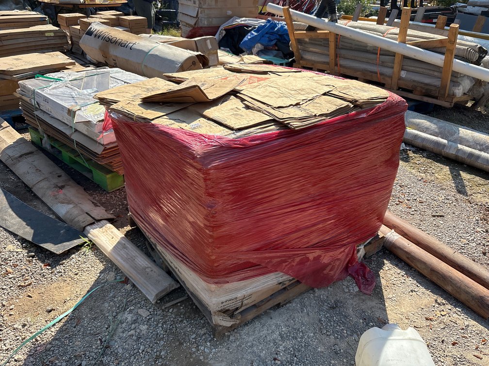 LARGE PALLET OF HOME DEPOT LAWN & REFUSE BAGS