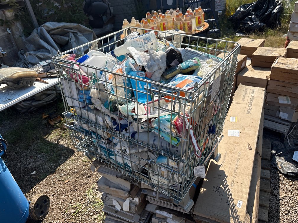 LOT OF CLEANING SUPPLIES