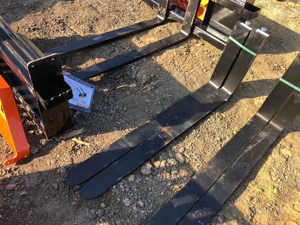 (1) SET LOOSE 48” FORKS