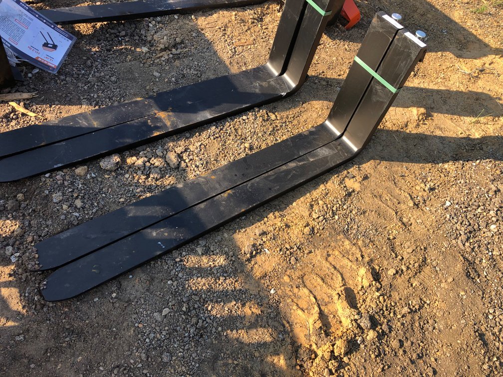 (1) SET LOOSE 48” FORKS