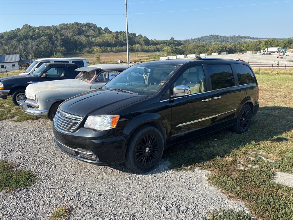 2013 Chrysler Town & Country Van