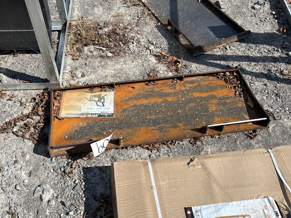 SKID STEER MOUNT PLATE