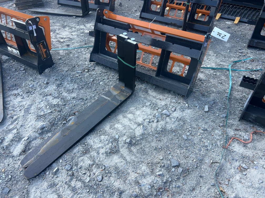SKID STEER PALLET FORKS