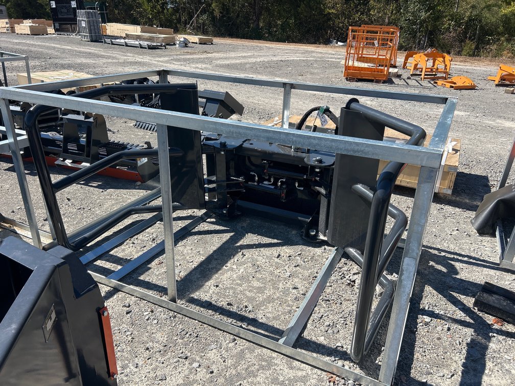 SKID STEER BALE SQUEEZE