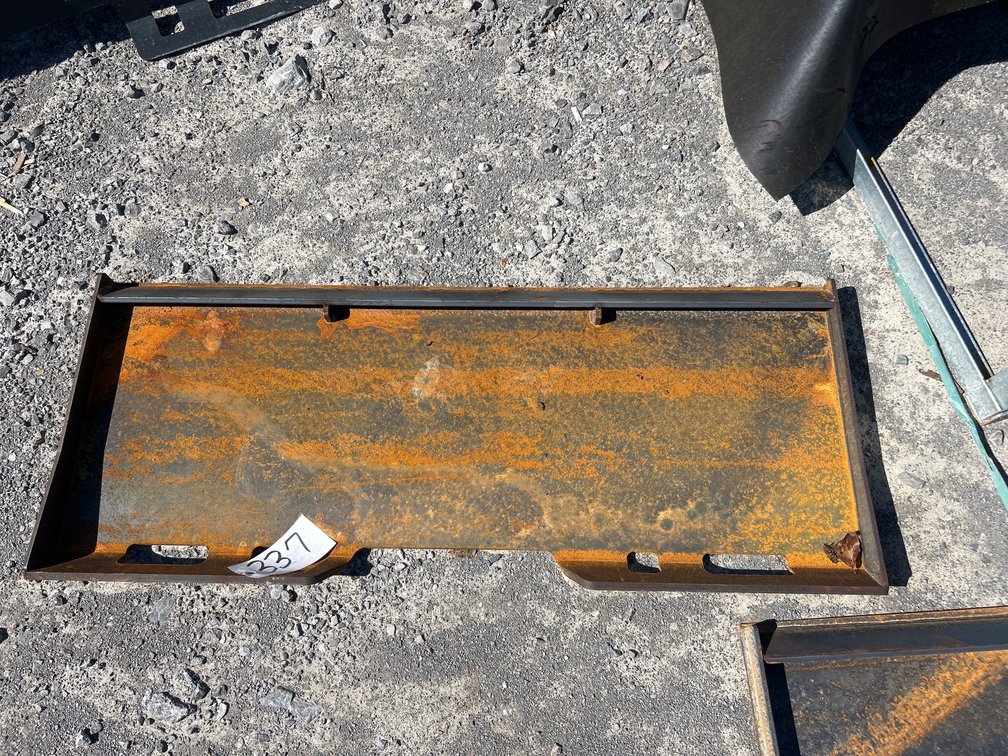 SKID STEER MOUNT PLATE