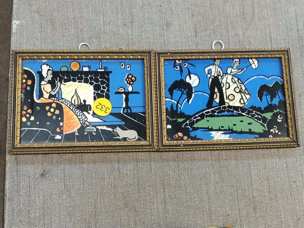 (2) SMALL WALL HANGING DECOR