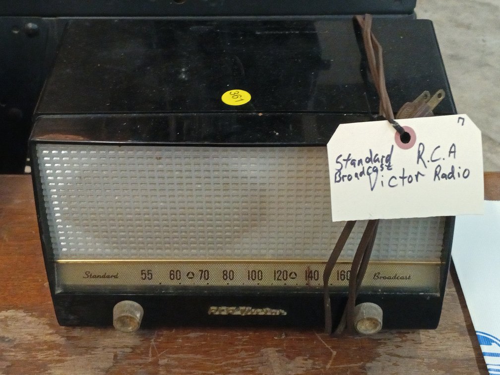 STANDARD BROADCAST RCA VICTOR RADIO