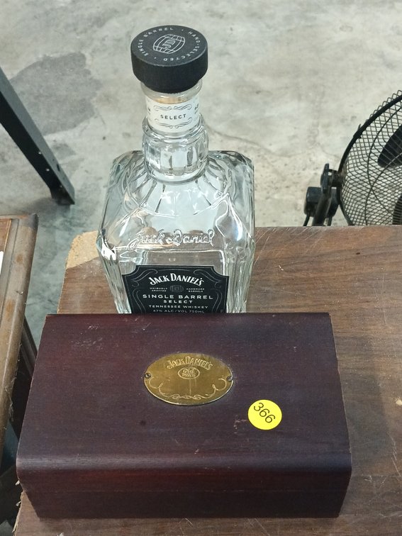 JACK DANIELS BOTTLE AND BOX