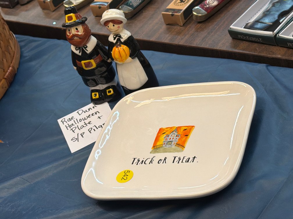 RAE DUNN HALLOWEEN PLATE, S&P PILGRIM SHAKERS