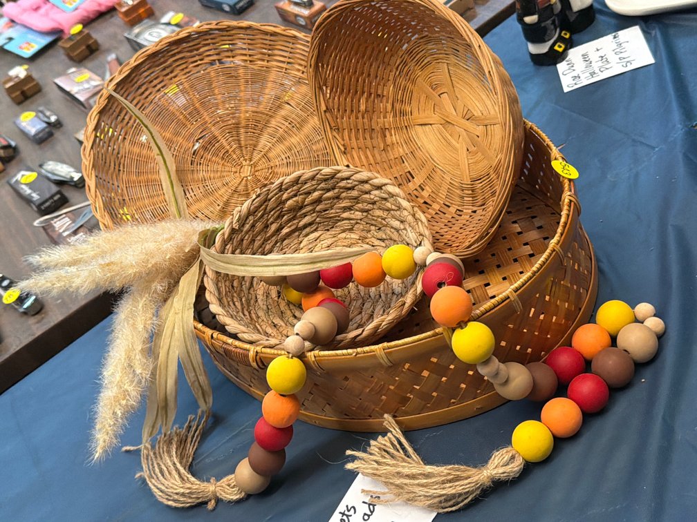 4 BASKETS , FARM BEADS AND FORAL