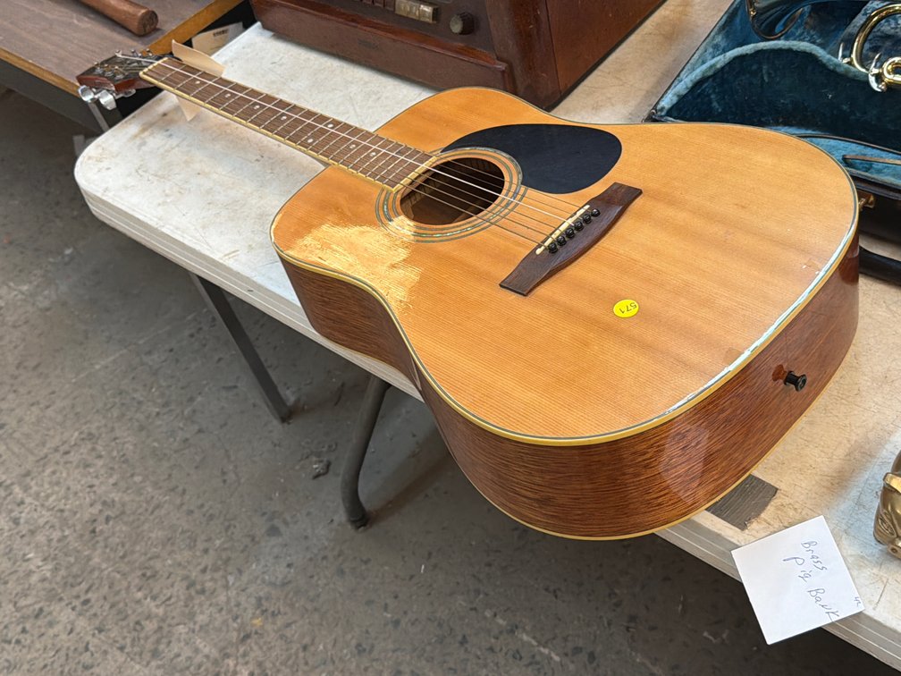 MITCHELL GUITAR