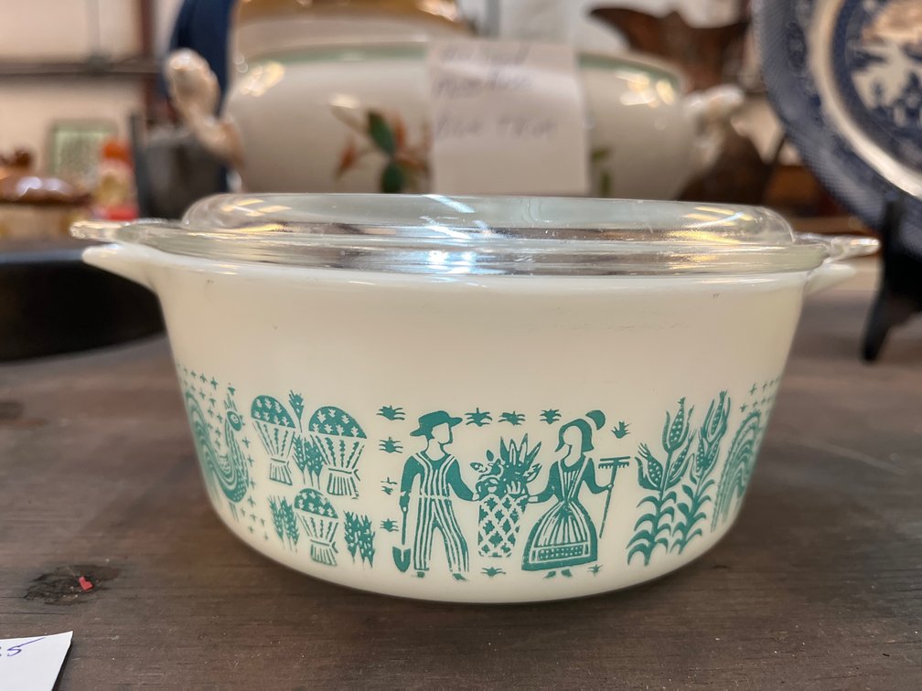 VINTAGE BLUE AMISH BUTTERPRINT PYREX DISH W/LID