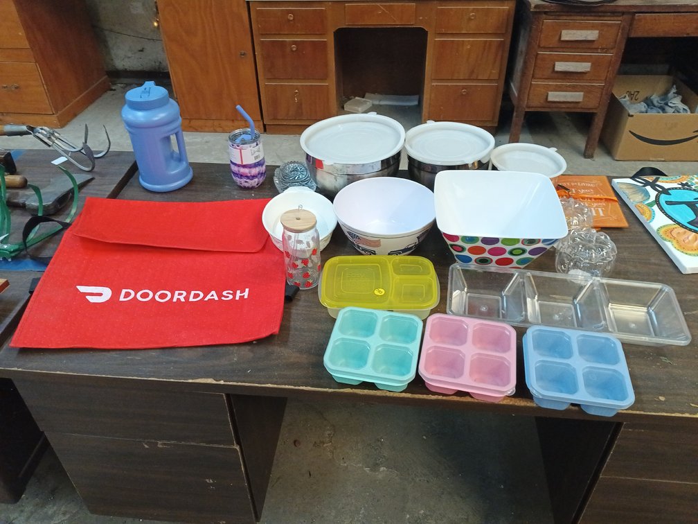 LOT OF DISHES AND DOOR DASH BAG