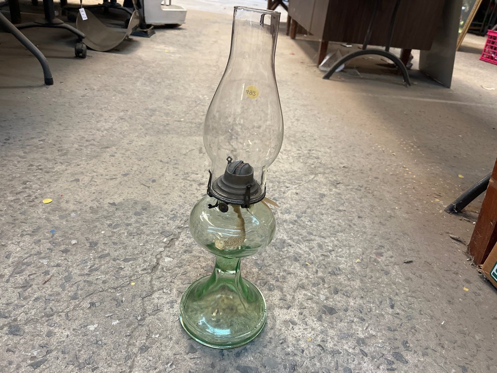 ANTIQUE URANIUM LAMP WITH GLOBE