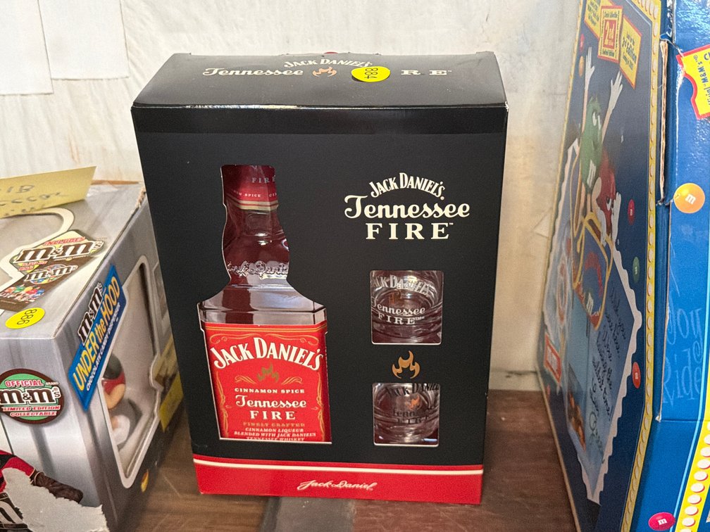JACK DANIEL’S TENNESSEE FIRE BOTTLE & SHOT GLASSES